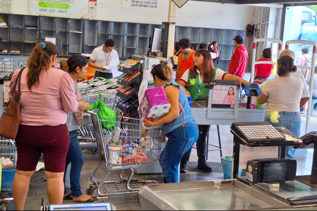 Habitantes de Mérida se preparan con compras de emergencia ante la llegada del Huracán Milton, categoría 5.