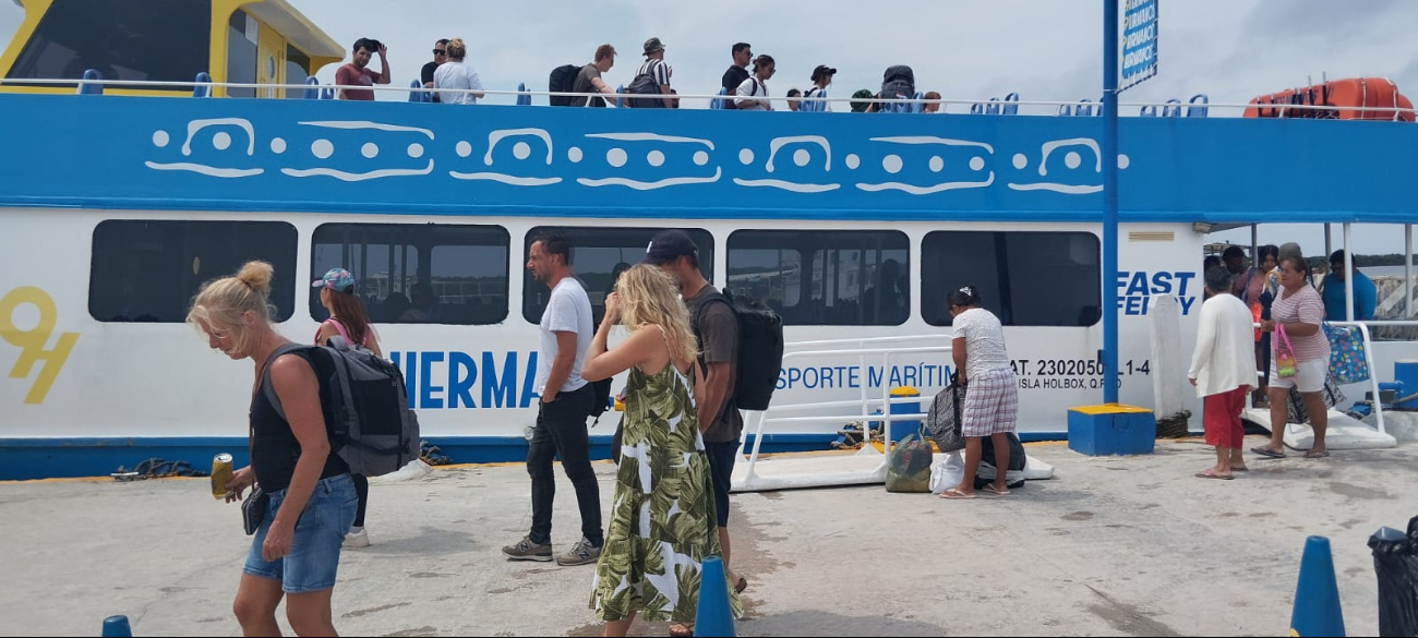 Habitantes y turistas están utilizando las embarcaciones 9 Hermanos y Holbox Express para salir de la isla Habitantes y turistas están utilizando las embarcaciones 9 Hermanos y Holbox Express para salir de la isla