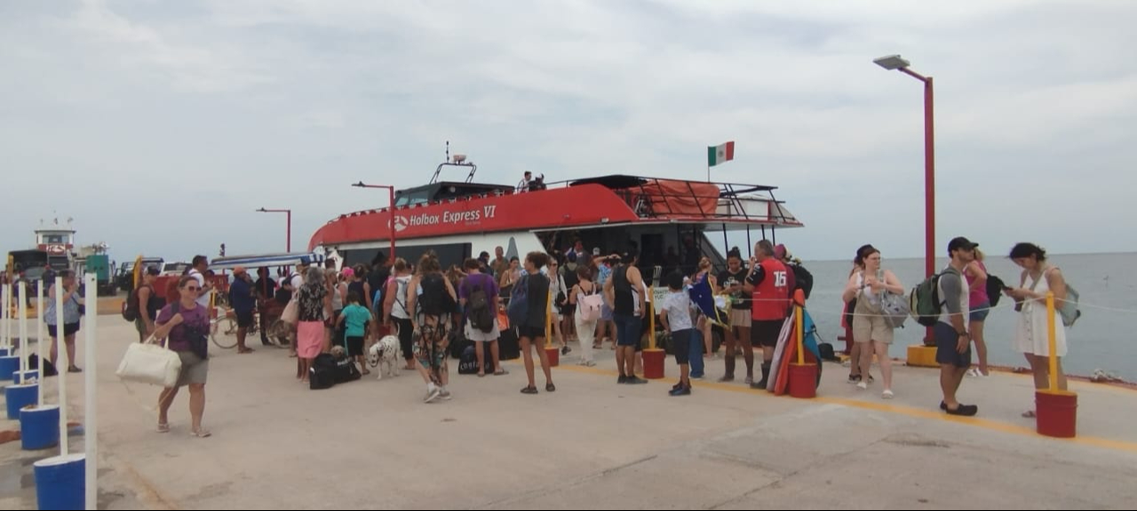 Hasta las siete de la noche, se evacuaron 1,946 personas de Holbox debido al Huracán Milton, categoría 5 Hasta las siete de la noche, se evacuaron 1,946 personas de Holbox debido al Huracán Milton, categoría 5