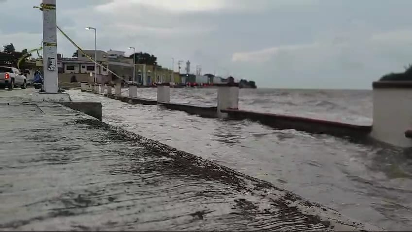 La avenida Revolución y otros lugares como el muelle turístico Moch Cohuó están inundados La avenida Revolución y otros lugares como el muelle turístico Moch Cohuó están inundados