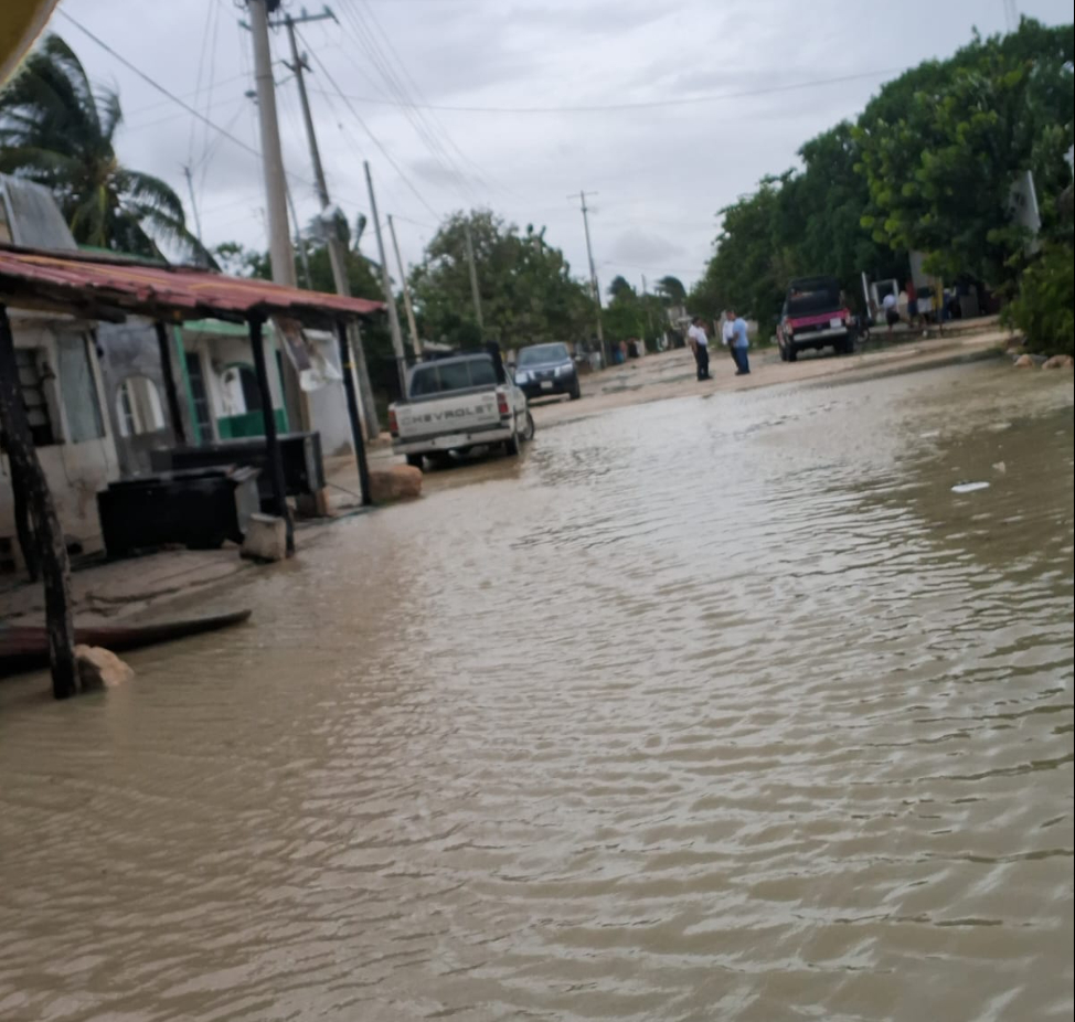 La entrada principal y la carretera de acceso a la isla están cubiertas por 30 cm de agua, dificultando la salida de vehículos La entrada principal y la carretera de acceso a la isla están cubiertas por 30 cm de agua, dificultando la salida de vehículos