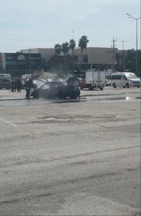 La explosión del automóvil alertó a los locales que transitaban en la avenida La explosión del automóvil alertó a los locales que transitaban en la avenida