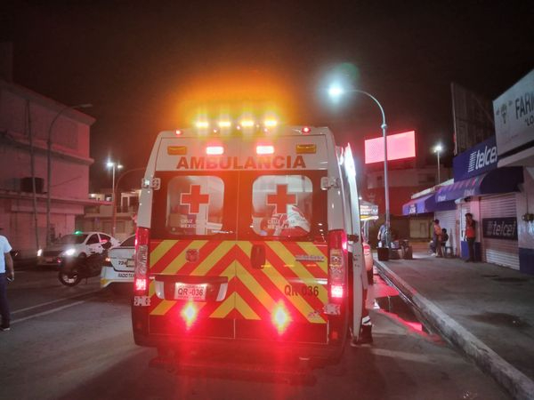 Motociclista alcoholizado se impacta en taxi