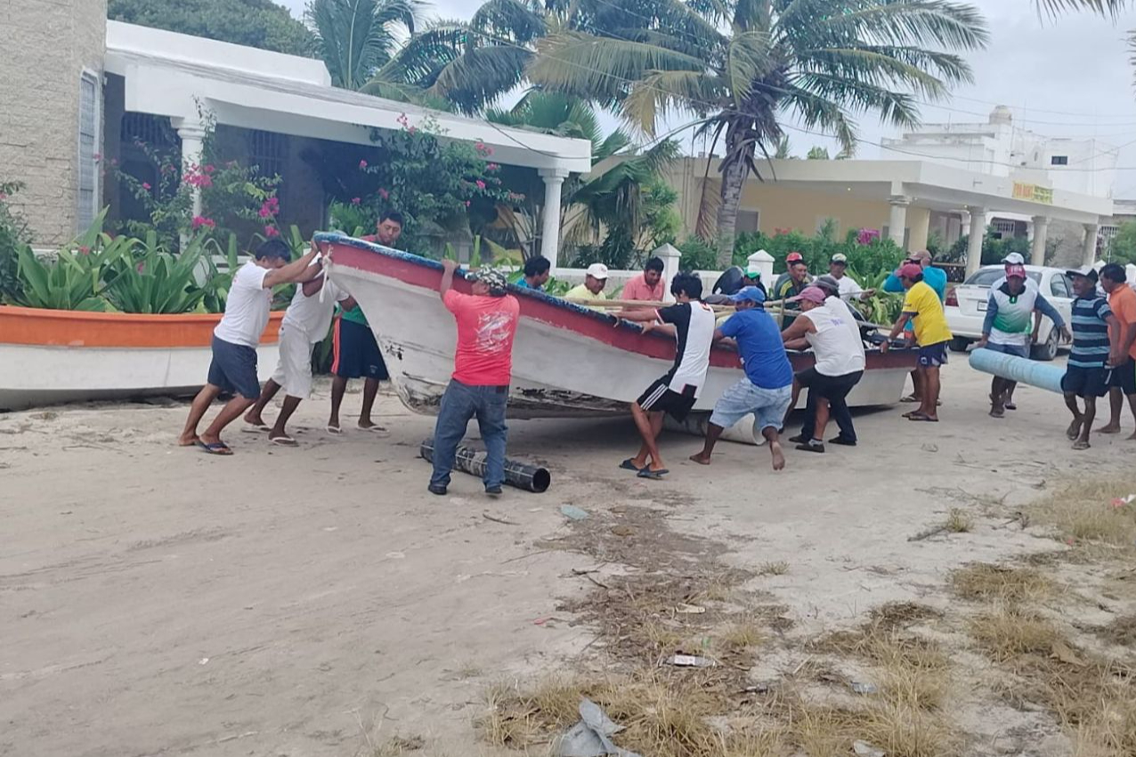 Pescadores de Chicxulub puerto se ayudan para el resguardo de sus lanchas Pescadores de Chicxulub puerto se ayudan para el resguardo de sus lanchas