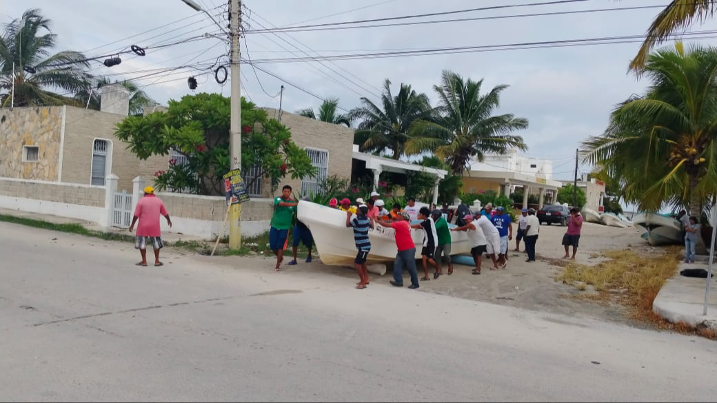 Pescadores de Chicxulub puerto se ayudan para el resguardo de sus lanchas Pescadores de Chicxulub puerto se ayudan para el resguardo de sus lanchas