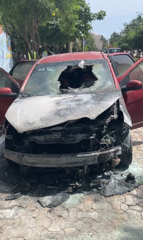 Uno de los primeros incendios registrados fue de un auto rojo, declarado pérdida total Uno de los primeros incendios registrados fue de un auto rojo, declarado pérdida total