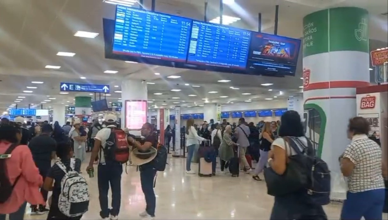Usuarios esperan de forma tranquila sus vuelos; no se han reportado cancelaciones Usuarios esperan de forma tranquila sus vuelos; no se han reportado cancelaciones