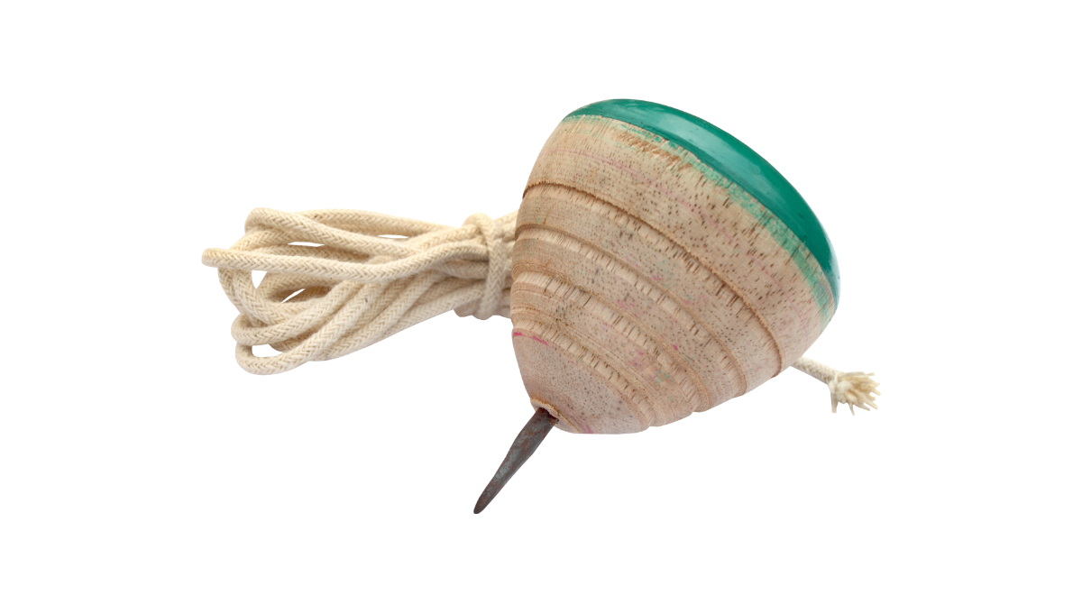 Consiste en hacer girar un trompo de madera con una cuerda, compitiendo para mantenerlo girando o realizar trucos Consiste en hacer girar un trompo de madera con una cuerda, compitiendo para mantenerlo girando o realizar trucos