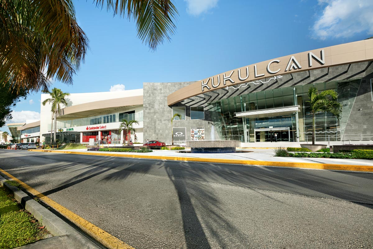 Durante el crecimiento de Cancún, nacieron los centros comerciales Durante el crecimiento de Cancún, nacieron los centros comerciales