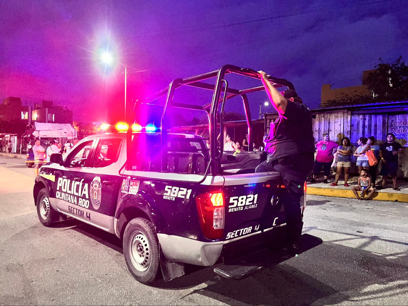 Elementos de seguridad llevaron al sujeto a la Fiscalía General del Estado para ser detenido por abuso sexual. Elementos de seguridad llevaron al sujeto a la Fiscalía General del Estado para ser detenido por abuso sexual.