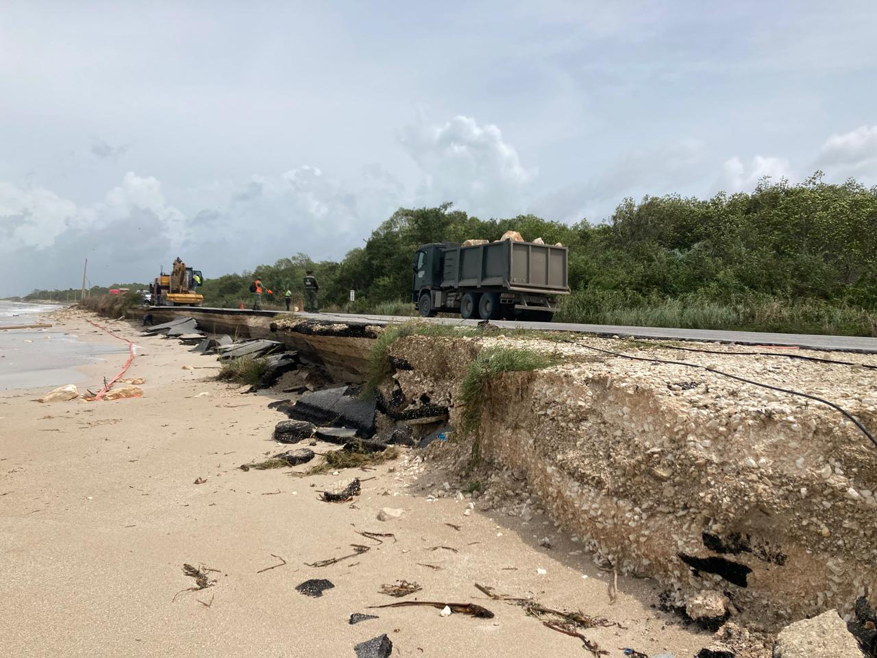 La Carretera Federal Isla Aguada-Champotón está parcialmente cerrada en el kilómetro 107+000 debido a daños causados por el huracán Milton