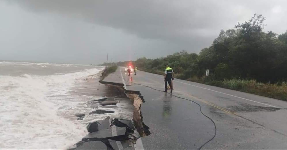 Cierran parcialmente la carretera Isla Aguada-Champotón por daños del Huracán Milton