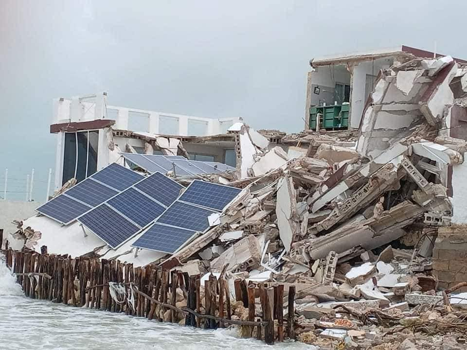 Se desploma una casa en la orilla de la playa en Chuburná