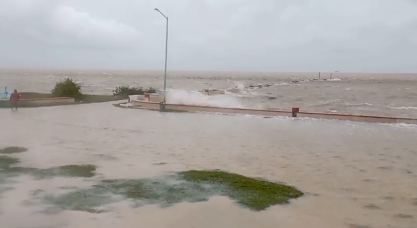 La marea alta ha inundado los caminos, aislando a los habitantes y complicando las labores de rescate