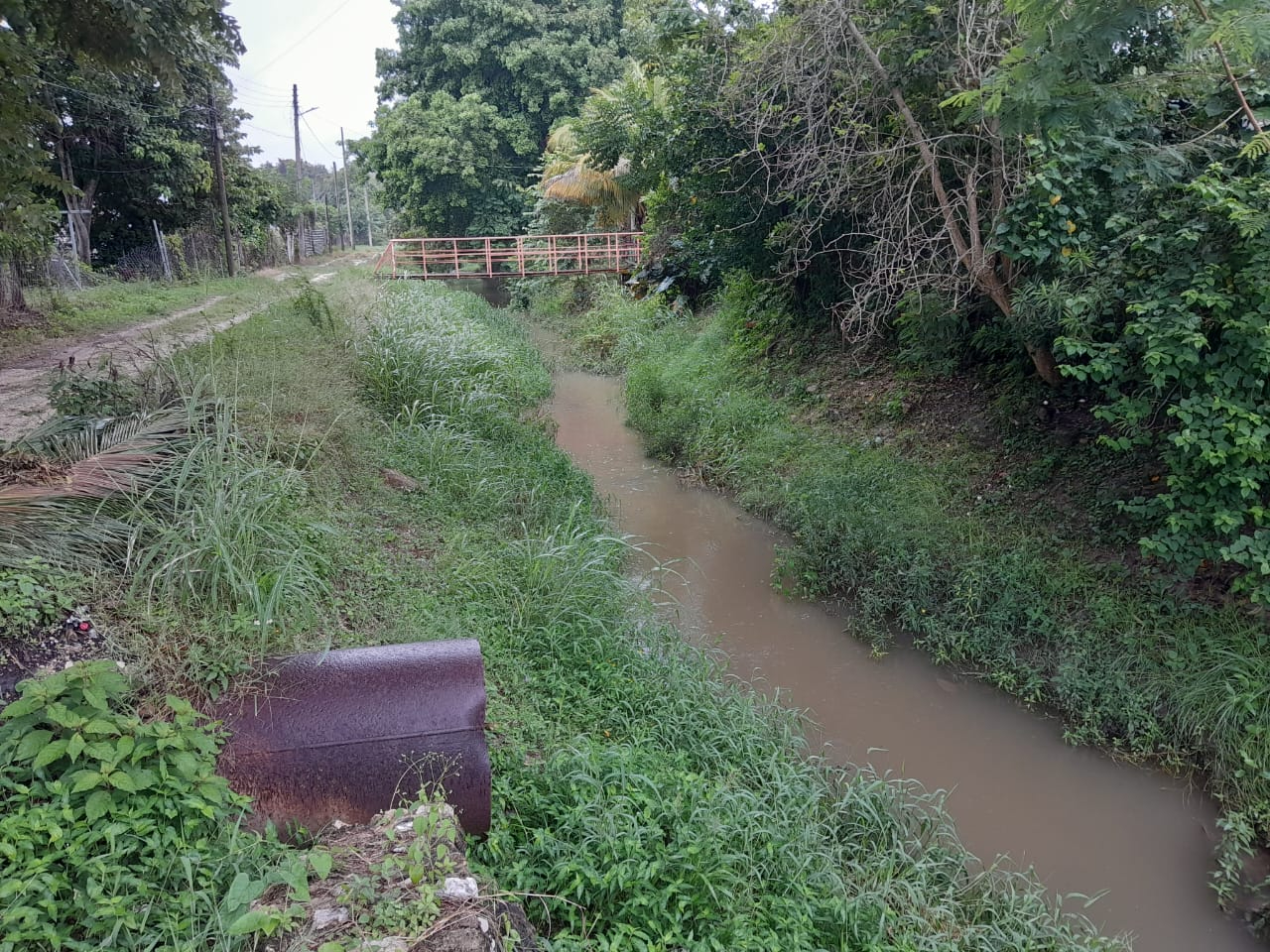 Vigilan colonias cercanas al dren natural en Escárcega ante avance de "Milton"