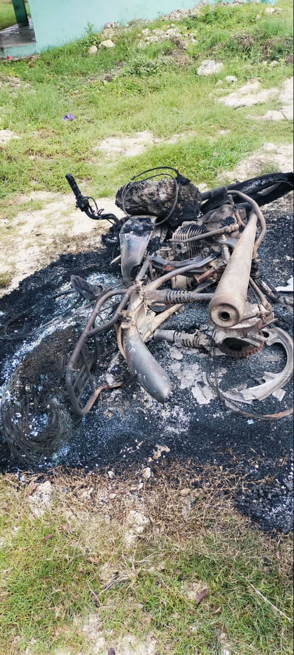Sorprenden a ladrón y queman su motocicleta Sorprenden a ladrón y queman su motocicleta
