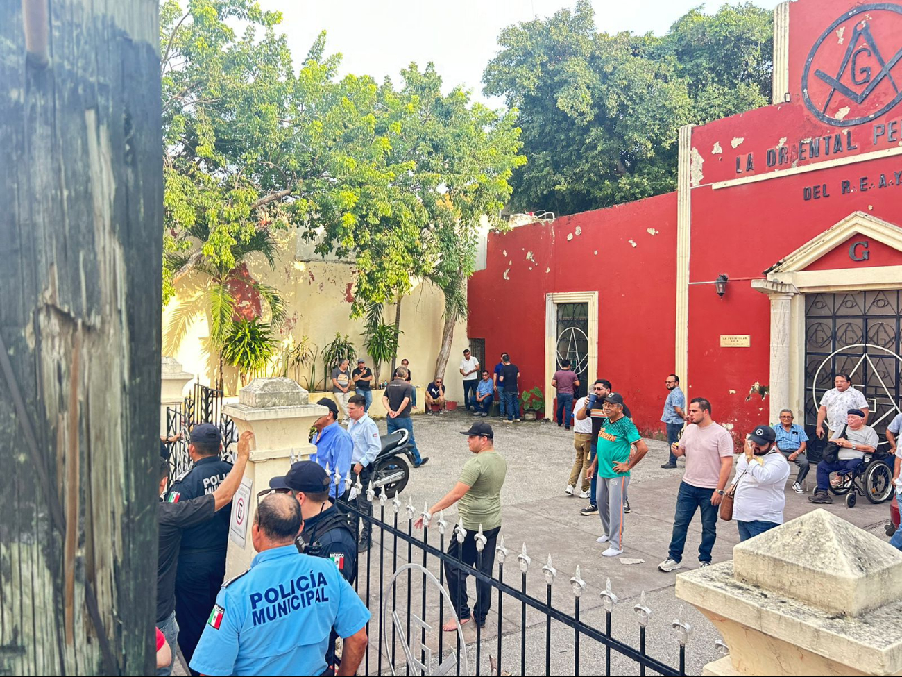 Exintegrantes de una organización se encierran en un local en Mérida