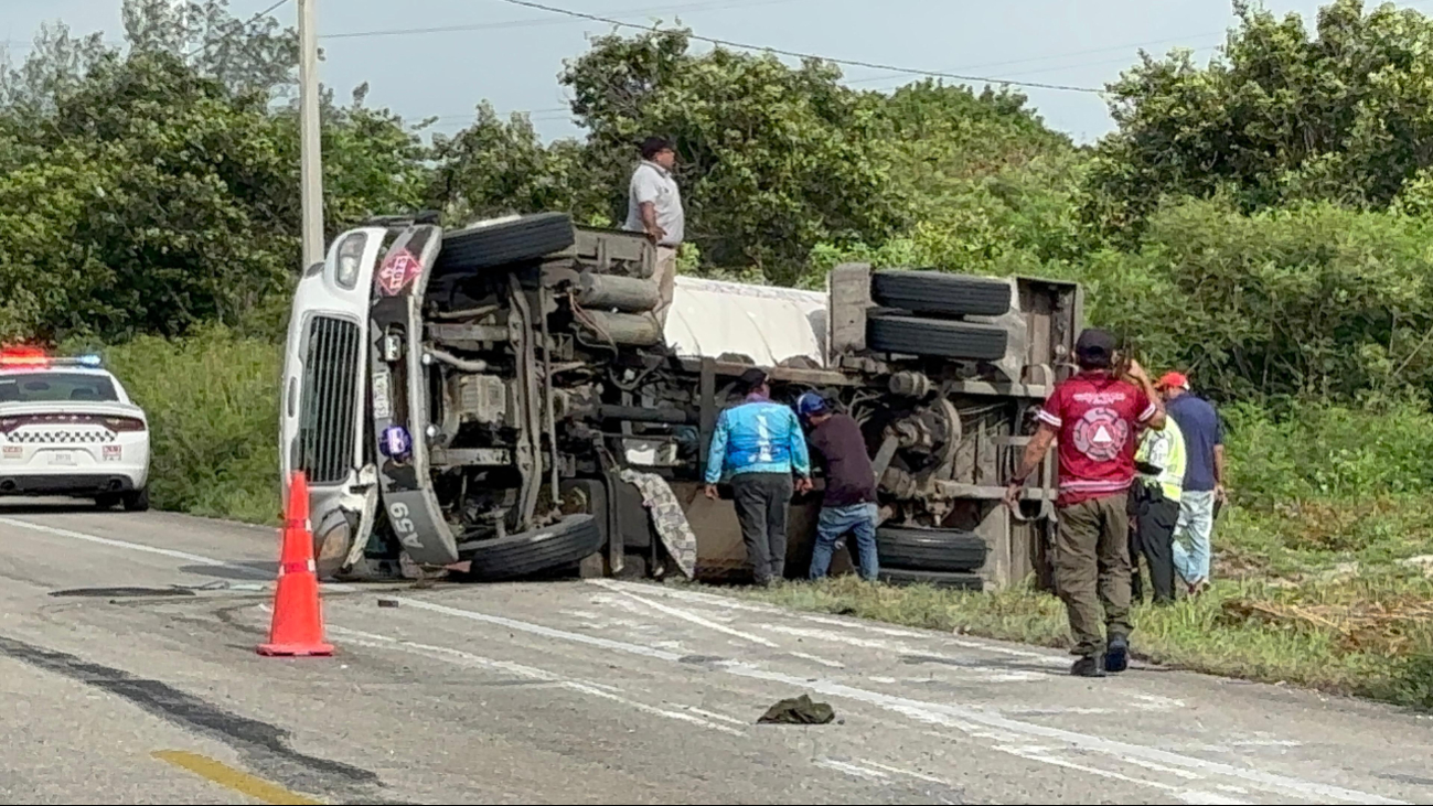 Explosión de neumático provoca volcadura de pipa de gas en la carretera Carmen-Puerto Real
