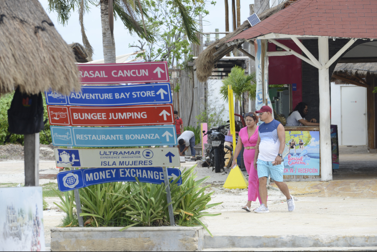 En la Zona Hotelera de Cancún turistas retoman poco a poco sus actividades En la Zona Hotelera de Cancún turistas retoman poco a poco sus actividades