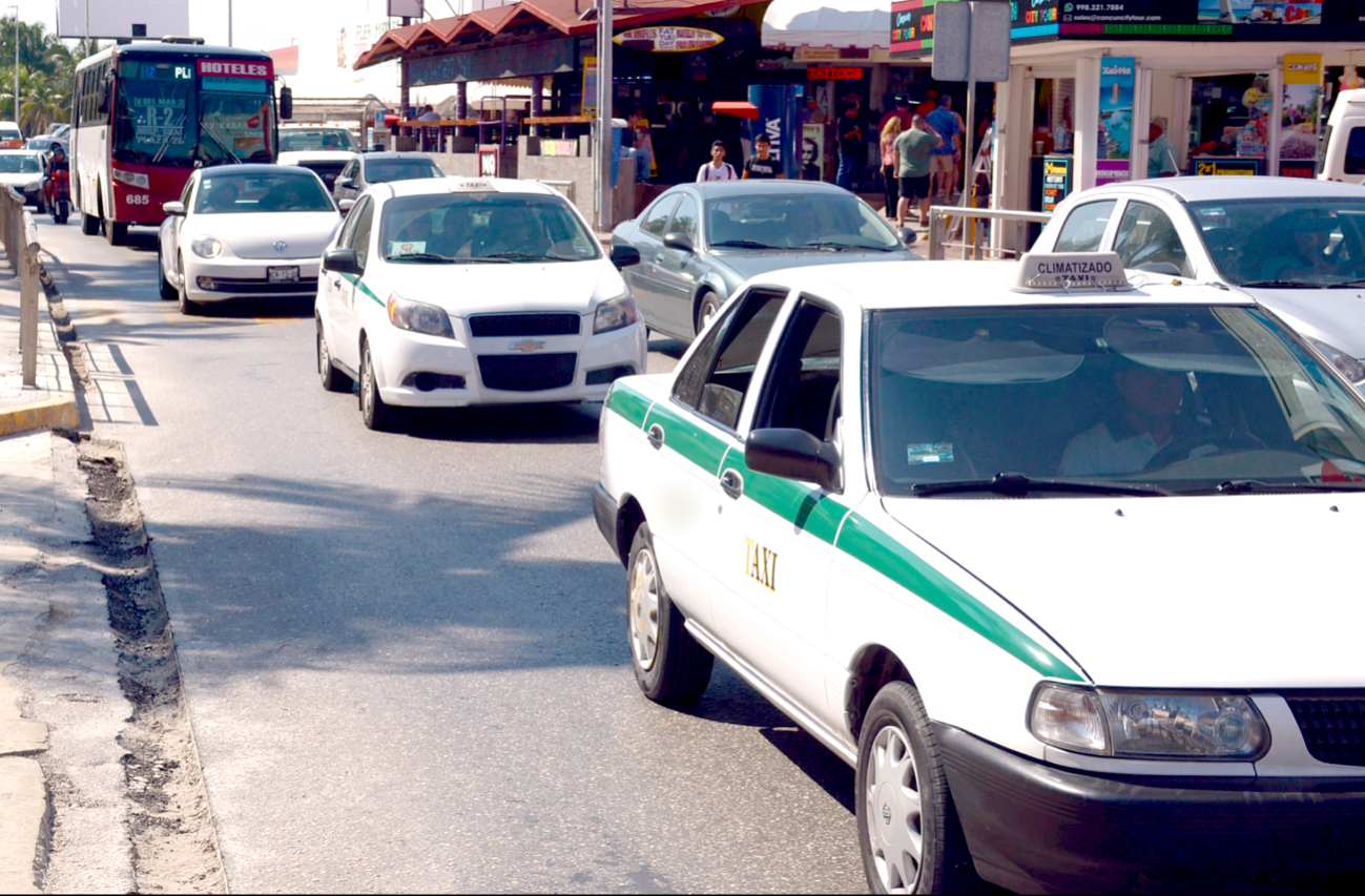 Aceptan los cobros excesivos de taxistas en Cancún