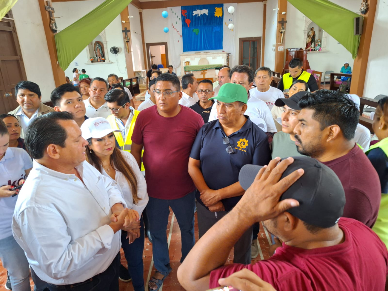 Autoridades estatales y federales atienden a la población de Celestún Autoridades estatales y federales atienden a la población de Celestún