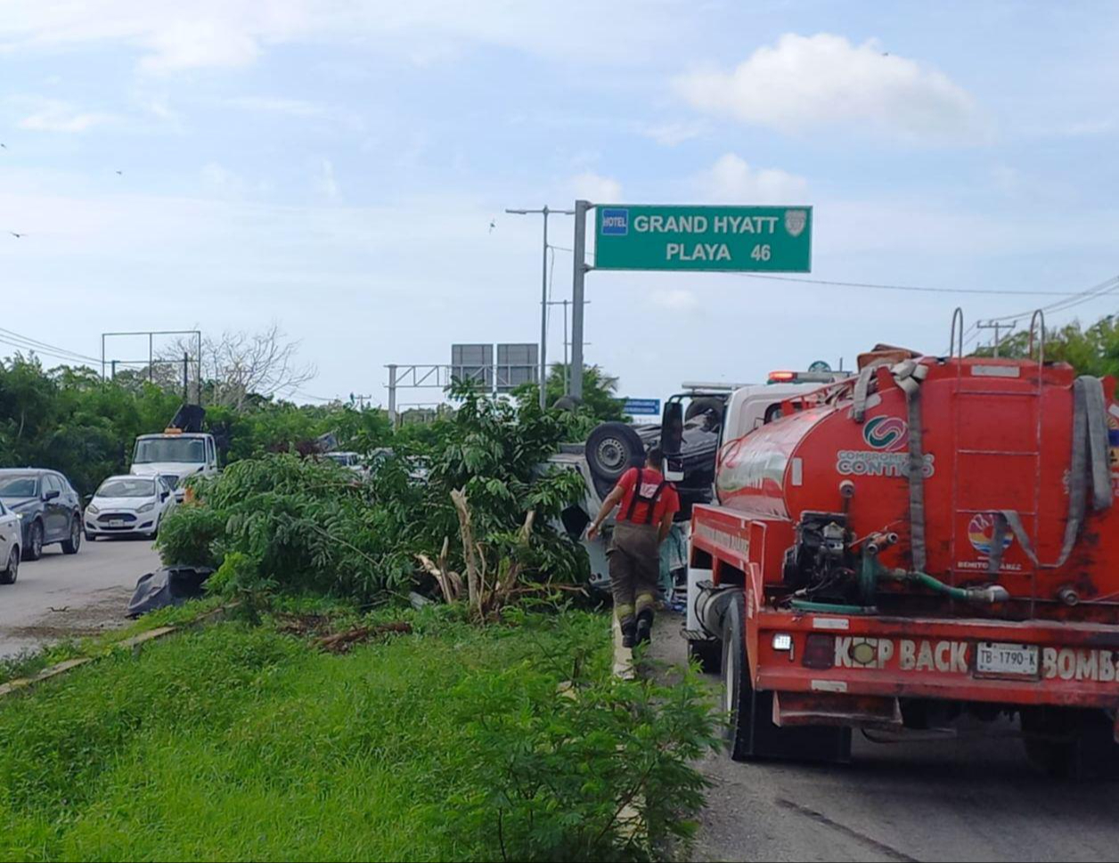 Debido al exceso de velocidad, el conductor perdió el control Debido al exceso de velocidad, el conductor perdió el control
