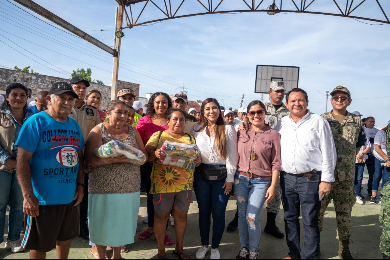 Gobernador Díaz Mena entrega ayuda alimentaria a afectados en Río Lagartos por  Huracán Milton