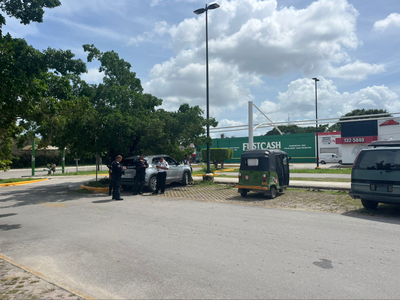 La mototaxi del presunto asesino fue abandonada en un estacionamiento La mototaxi del presunto asesino fue abandonada en un estacionamiento