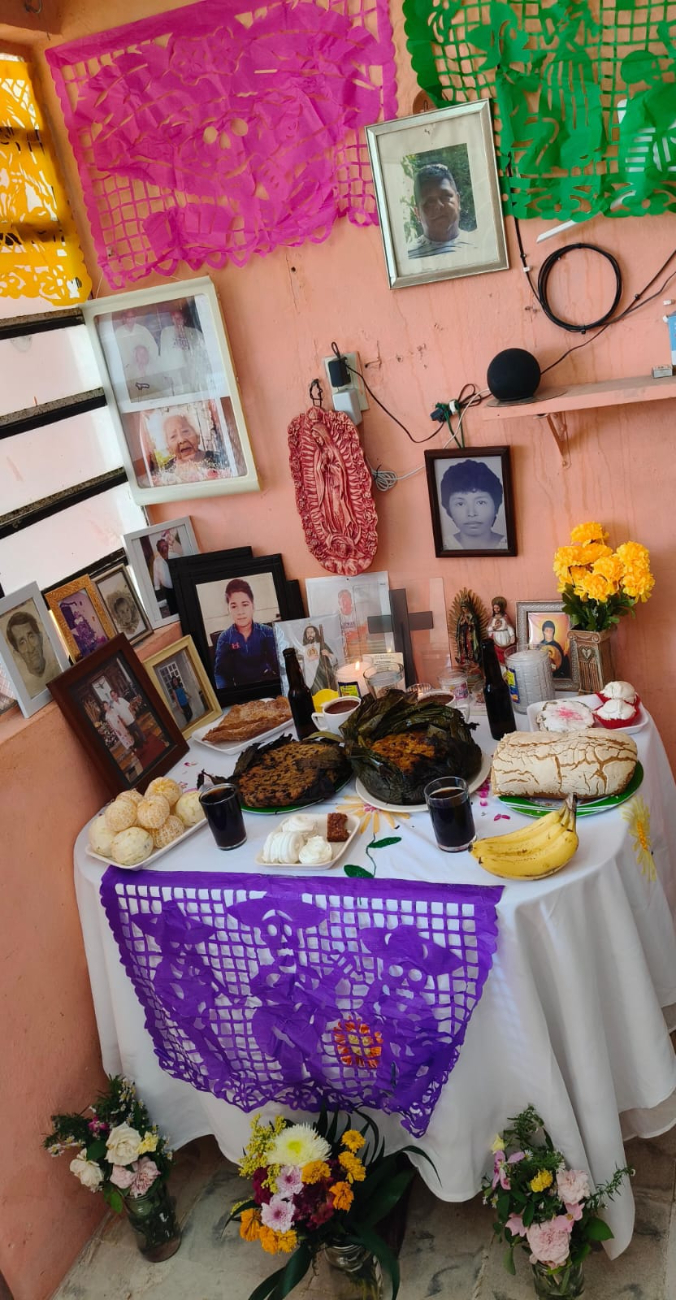 Además de preparar el ‘pibipollo’, las familias montan altares y realizan el santo rosario para sus difuntos Además de preparar el ‘pibipollo’, las familias montan altares y realizan el santo rosario para sus difuntos