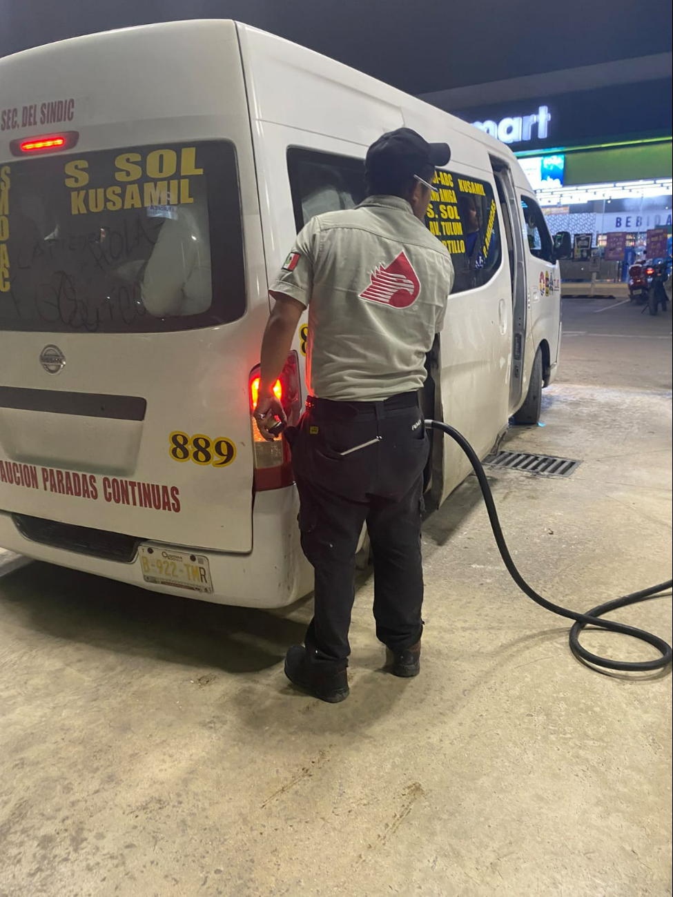 Al conductor también se le cuestionó por sobrecargar el vehículo de pasajeros. Al conductor también se le cuestionó por sobrecargar el vehículo de pasajeros.