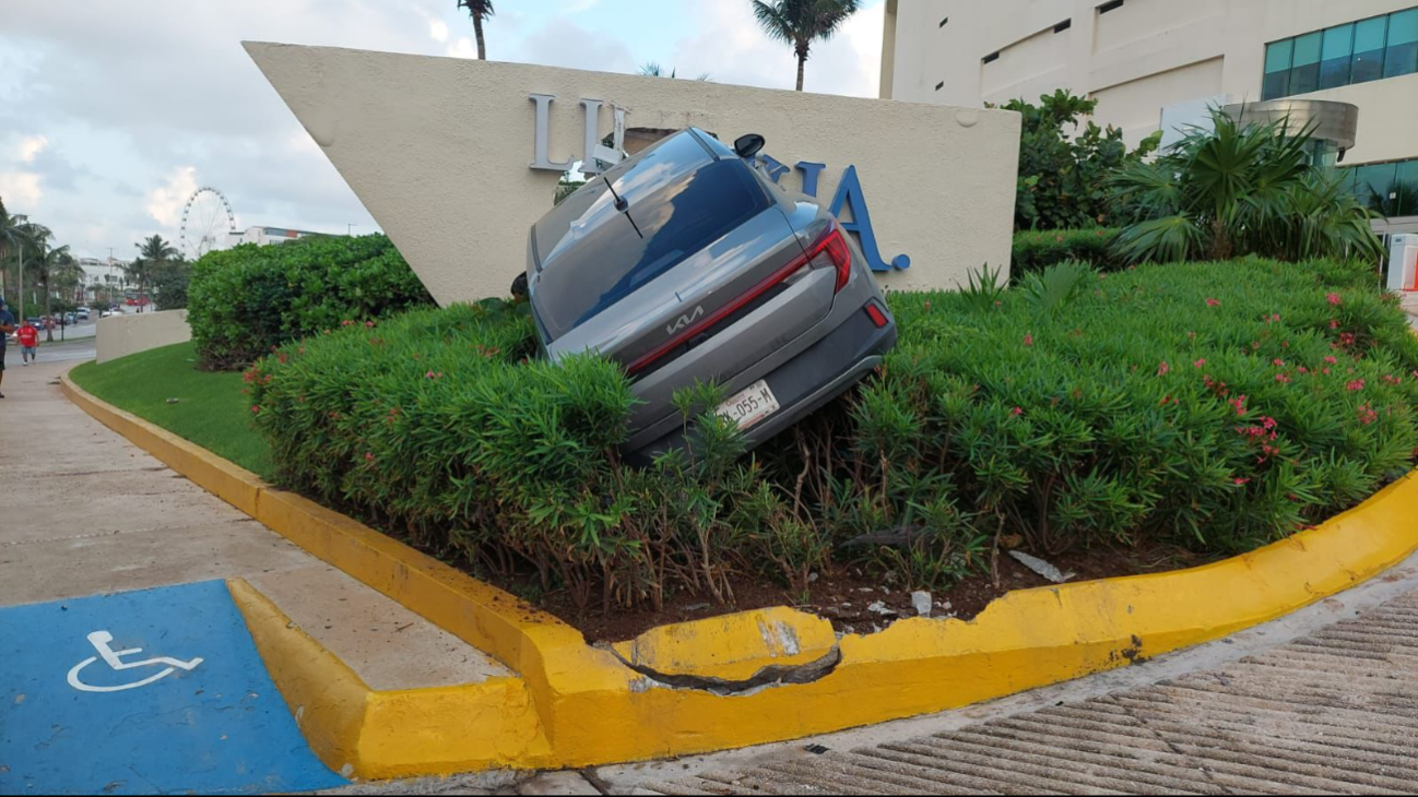 Autoridades acudieron al lugar del accidente para hacer retiro del vehículo y valoración del conductor Autoridades acudieron al lugar del accidente para hacer retiro del vehículo y valoración del conductor