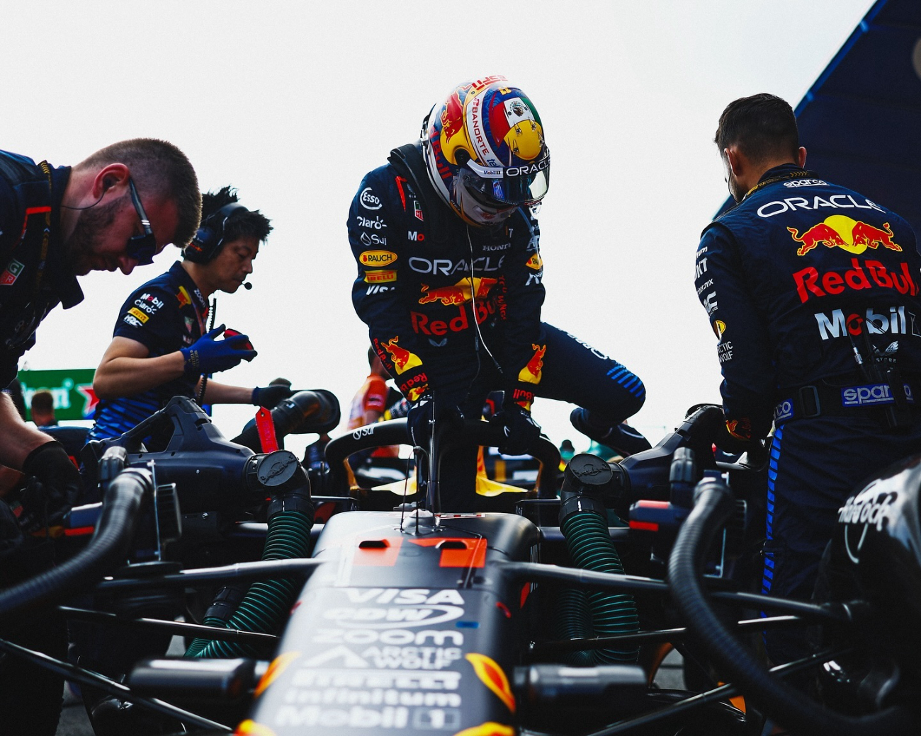 ¡Red Bull en crisis! Mecánicos de Checo y Max se dan tremendo agarrón en redes sociales