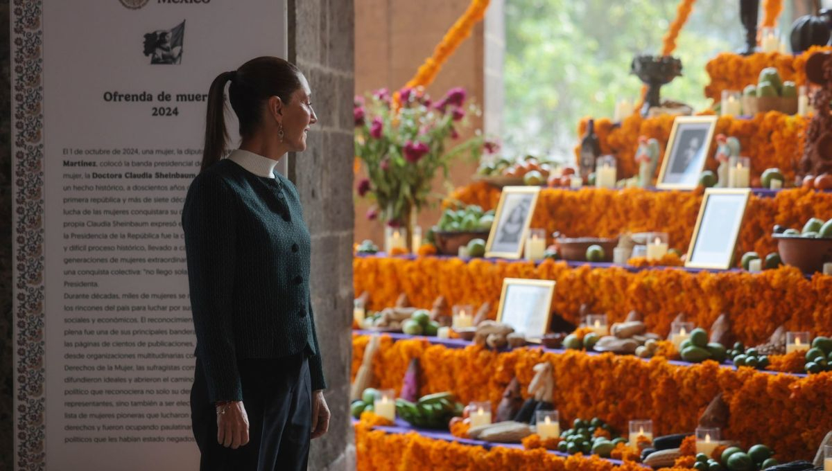 Claudia Sheinbaum, presidenta de México, ferente a la ofrenda de Día de Muertos colocada en Palacio Nacional Claudia Sheinbaum, presidenta de México, ferente a la ofrenda de Día de Muertos colocada en Palacio Nacional