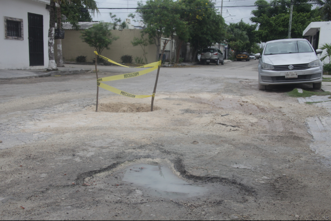 Debido a una fuga de agua denunciada el año pasado, el pasado jueves se realizó la abertura del pavimento, dejando la calle dañada Debido a una fuga de agua denunciada el año pasado, el pasado jueves se realizó la abertura del pavimento, dejando la calle dañada
