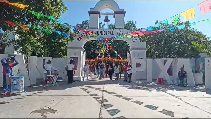 El calor y la humedad no impiden que las familias cancunenses visiten el Panteón Municipal Los Olivos El calor y la humedad no impiden que las familias cancunenses visiten el Panteón Municipal Los Olivos