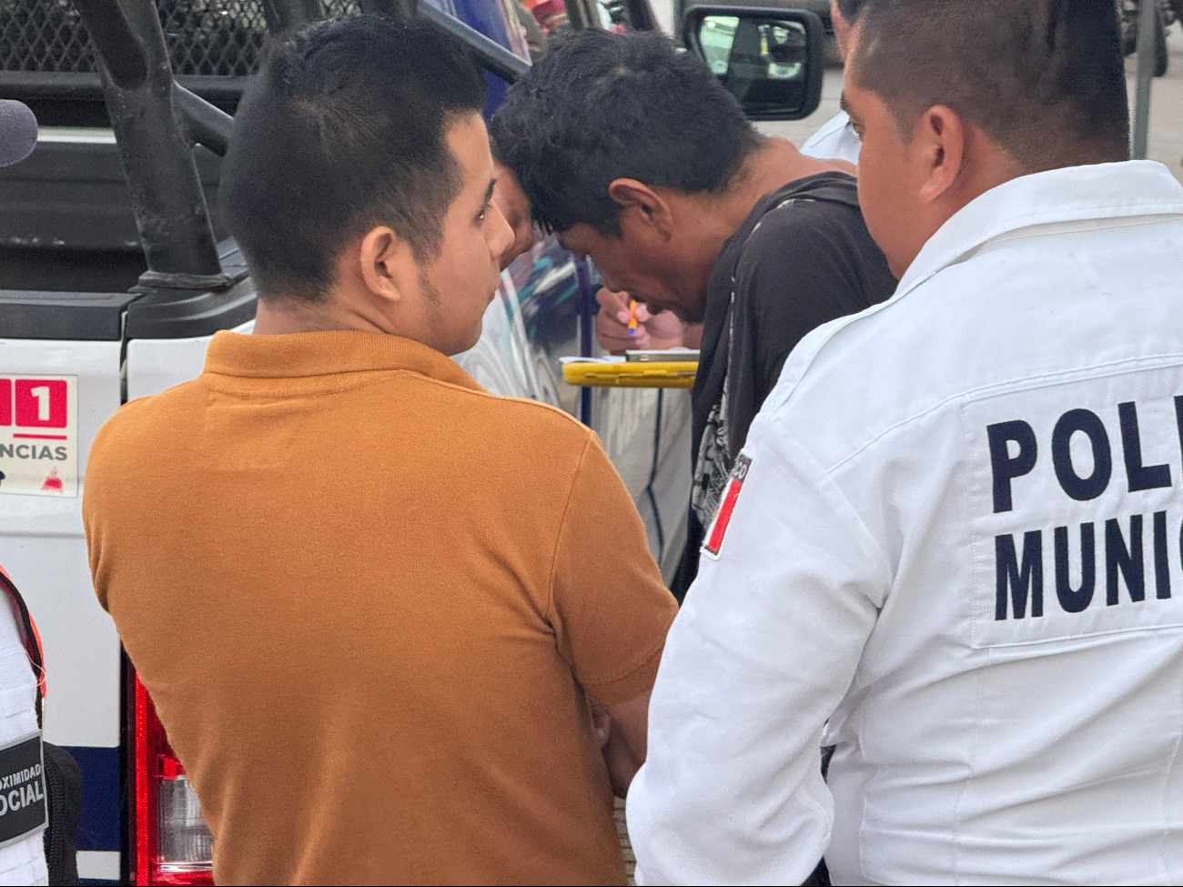 El hombre fue detenido fue dejado en libertad tras platicar con el encargado de la tienda. El hombre fue detenido fue dejado en libertad tras platicar con el encargado de la tienda.