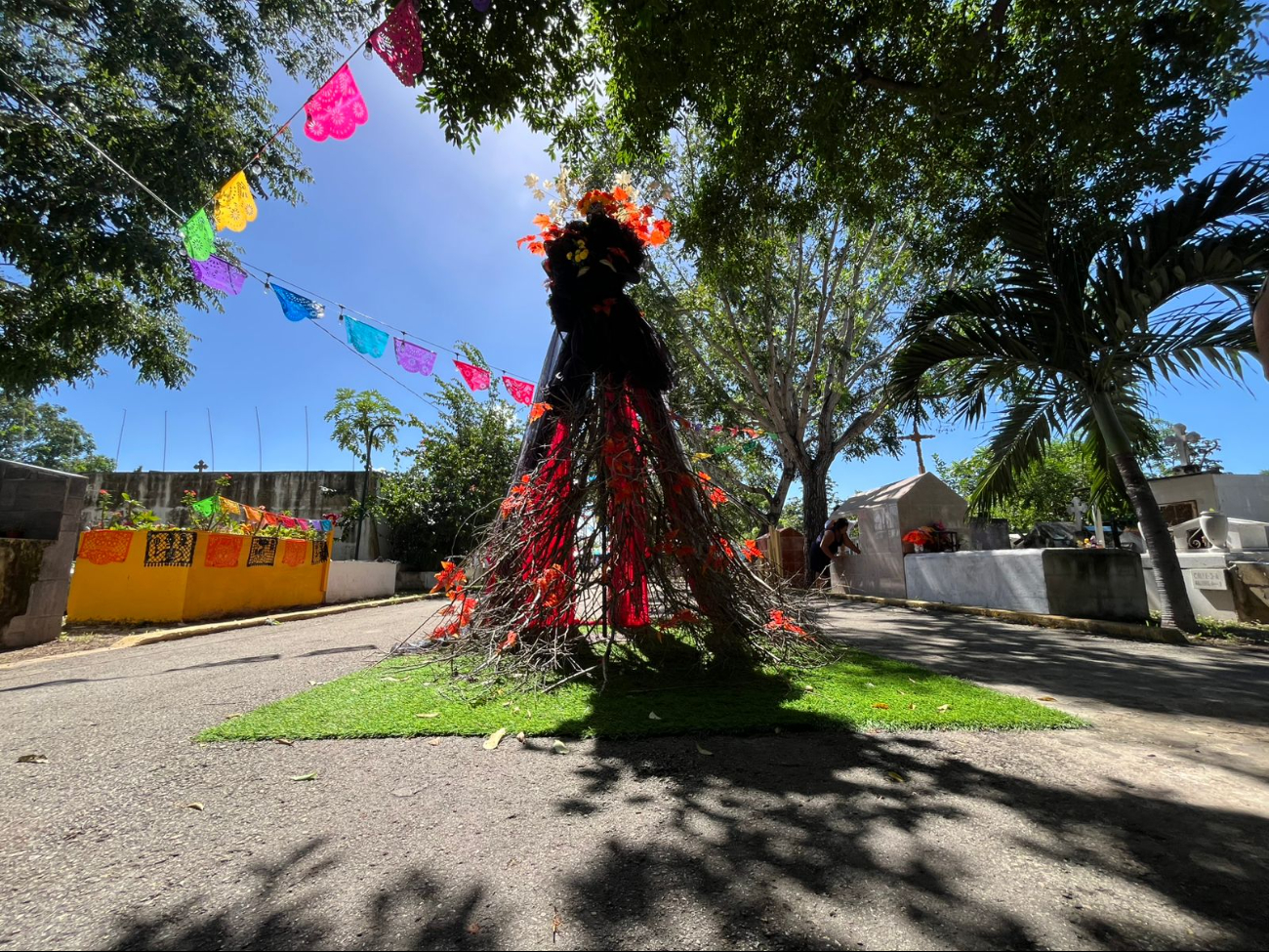 El panteón se convierte en un vibrante escenario de colores y altares durante las festividades El panteón se convierte en un vibrante escenario de colores y altares durante las festividades