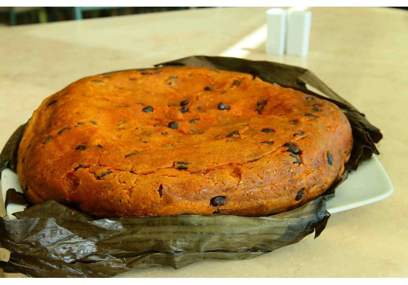 El pibipollo es un tamal grande hecho con masa de maíz y relleno de carne, envuelto en hojas de plátano El pibipollo es un tamal grande hecho con masa de maíz y relleno de carne, envuelto en hojas de plátano
