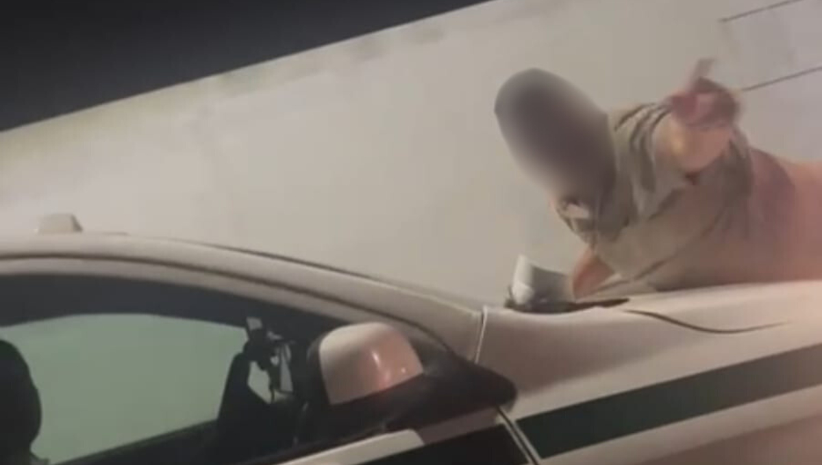 El taxista al parecer le cerró el paso a otro vehículo, del cual el copiloto salió a confrontarlo El taxista al parecer le cerró el paso a otro vehículo, del cual el copiloto salió a confrontarlo