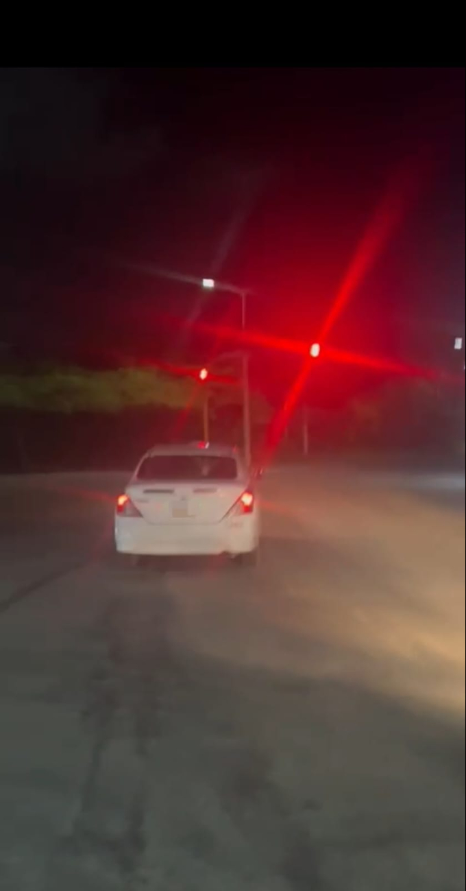El taxista se dio a la fuga una vez el hombre bajó del coche El taxista se dio a la fuga una vez el hombre bajó del coche