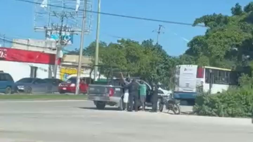 El video fue grabado por un ciudadano que se encontraba cerca de una gasolinera; los testigos se ocultaron al oír los disparos El video fue grabado por un ciudadano que se encontraba cerca de una gasolinera; los testigos se ocultaron al oír los disparos