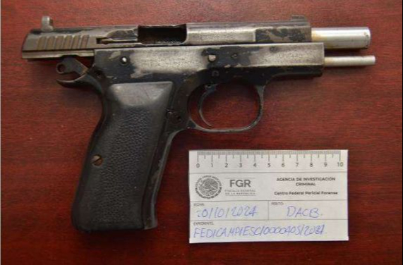 Fue detenido por agentes de seguridad con un arma calibre nueve milímetros Fue detenido por agentes de seguridad con un arma calibre nueve milímetros