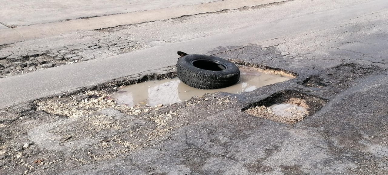 Los baches no son el único, problema, también hay coladeras tapadas que provocan inundaciones