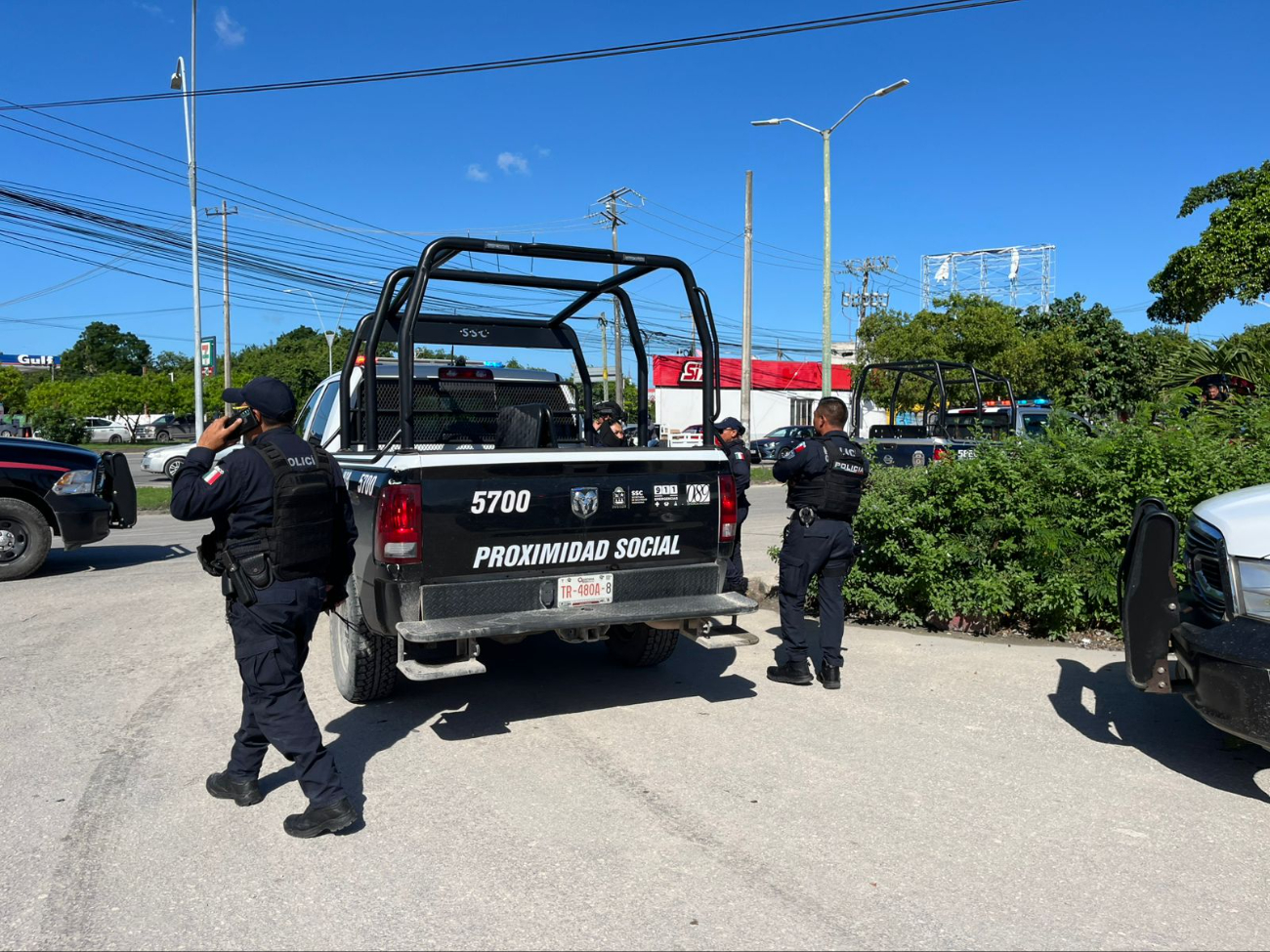 ¡De película! Desarman a policía  durante revisión en Cancún (VIDEO)