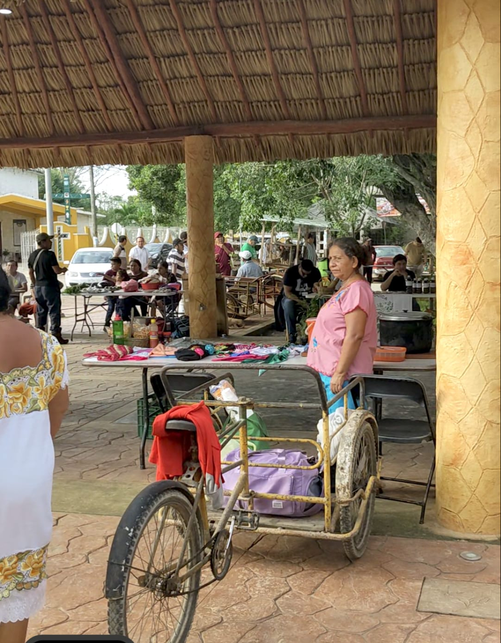Los presentes también comenzaron a vender alimentos durante el evento Los presentes también comenzaron a vender alimentos durante el evento