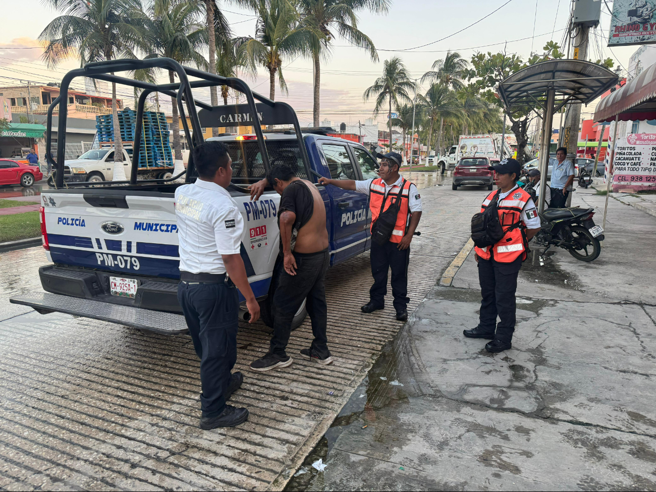 Policía detiene a hombre por intentar robar veladoras. Policía detiene a hombre por intentar robar veladoras.