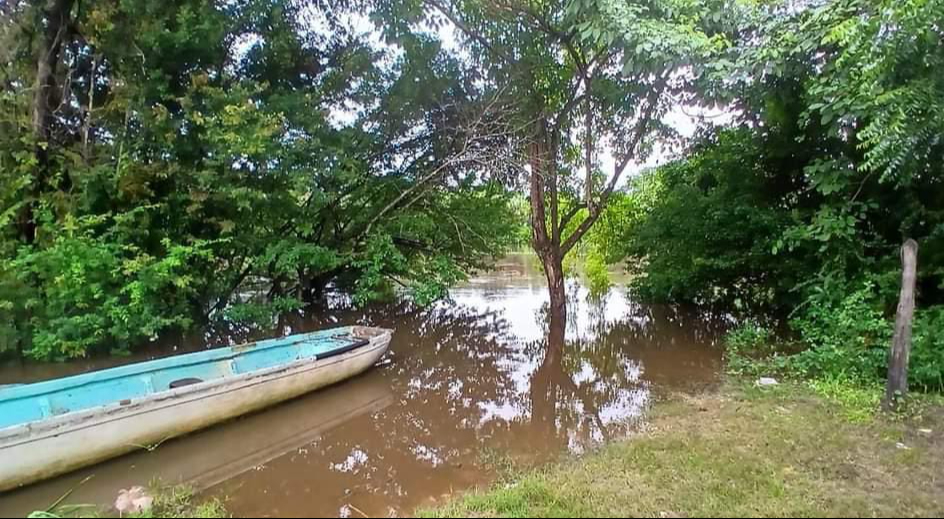 También existe el riesgo de que rebose el afluente por las constantes precipitaciones También existe el riesgo de que rebose el afluente por las constantes precipitaciones