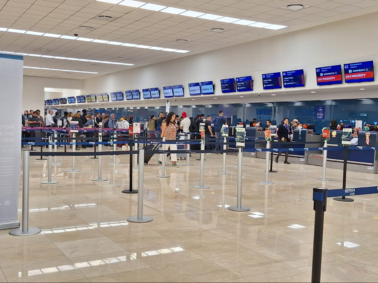 Viajeros esperaron por vuelos retrasados Viajeros esperaron por vuelos retrasados