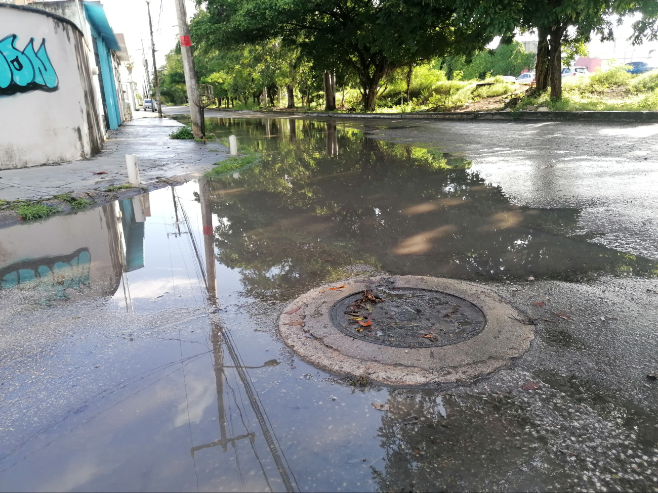 Debido a la acumulación de agua y baches, piden manejar con precaución Debido a la acumulación de agua y baches, piden manejar con precaución