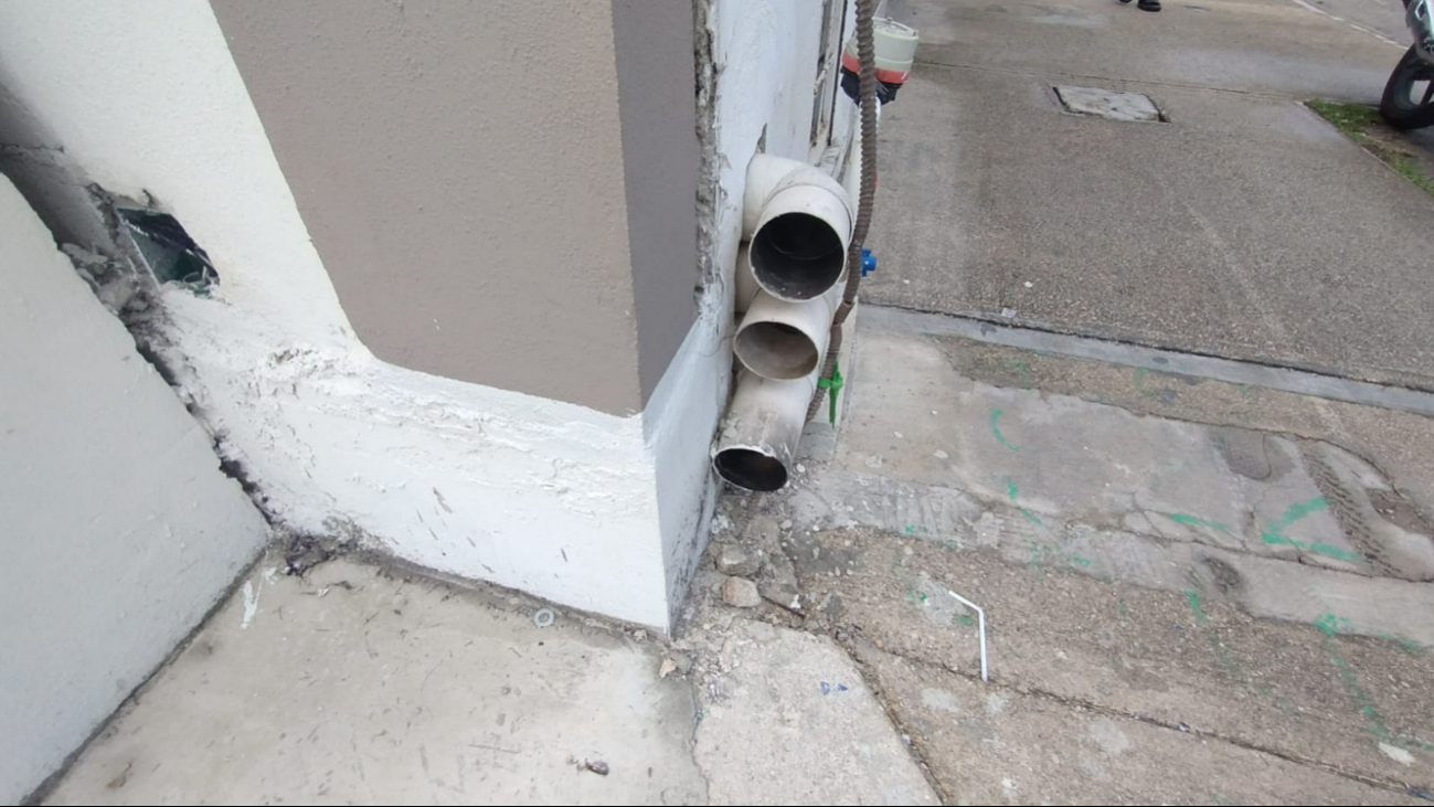 El aire caliente desprendido por el ducto eleva las preocupaciones de los habitantes. El aire caliente desprendido por el ducto eleva las preocupaciones de los habitantes.